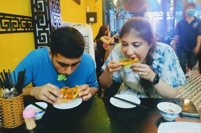 Experimente a comida de rua de hoi an com um guia local, do bolo de samambaia ao macarrão cao lầu. inclui jantar, água mineral e horários flexíveis para pickup.