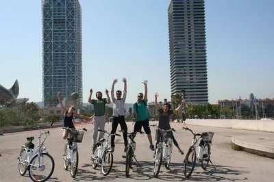 Scopri barcellona in bici, dal quartiere gotico alla spiaggia di barceloneta, con una guida locale. biciclette e casco inclusi.