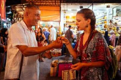Vivez l’effervescence de marrakech au crépuscule lors d’une visite privée. découvrez jemaa el-fna, les souks et la mosquée koutoubia avec un guide local. pause café ou thé incluse.