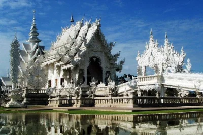 Parti da chiang mai per scoprire il tempio bianco, il tempio blu, il triangolo d’oro e un villaggio karen long neck. include pranzo, gita in barca e trasferimenti.