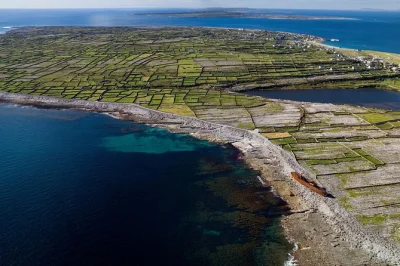 Voe de dublin para inis mór com trem e voo panorâmico, explore dún aonghasa, visite as sete igrejas e aproveite um almoço em kilronan com guia local incluso.