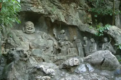 Hangzhou Privattour: Westsee, Lingyin-Tempel & Tee-Dorf
