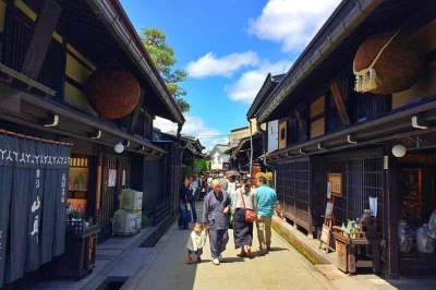 Explore os mercados matinais de takayama, prove o sake local e caminhe pelas ruas do período edo com um guia licenciado. tour a pé personalizável com dicas de especialistas.
