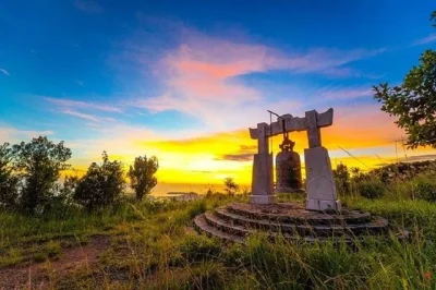 Explora el parque nacional bach ma desde hue con un guía local. incluye recogida en hotel, café en la cima, picnic junto a los lagos y visita a la cascada do quyen.