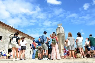 Discover santo domingo’s colonial treasures, the mysterious 3 eyes caves, and local flavors on a small-group tour. includes lunch, hotel pickup, and expert guide.