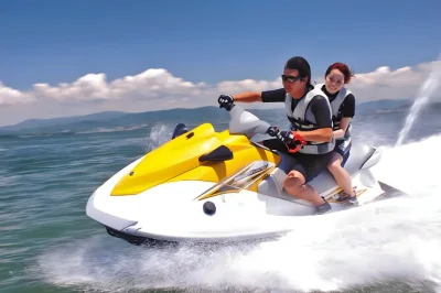 Experimente snorkel, jet ski e muito mais na praia de tanjung benoa em bali com um guia local. equipamentos, segurança e transfer do hotel inclusos para um dia sem preocupações.