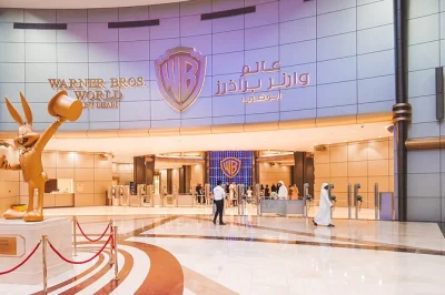 Erlebe einen ganzen tag voller fahrgeschäfte, shows und treffen mit deinen lieblingsfiguren in warner bros. world abu dhabi. unbegrenzter zugang zu allen attraktionen und spaß für die ganze familie
