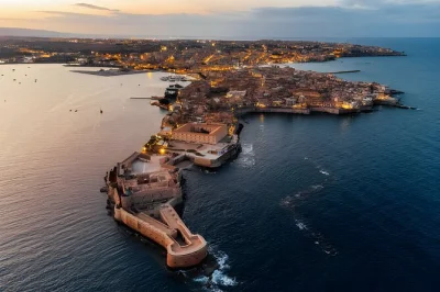 Scopri siracusa, ortigia e noto con un tour privato di un giorno dalla sicilia. guida locale, trasporto climatizzato e pranzo siciliano personalizzato inclusi.