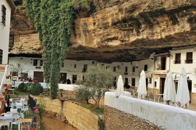 Erlebe die berühmte brücke von ronda, die felsenhäuser von setenil und eine private olivenölverkostung auf diesem tagesausflug in andalusien. inklusive hotelabholung und fachkundigem guide.
