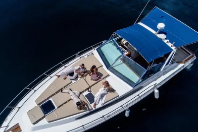 Segeln sie ab puerto banús entlang der küste von marbella auf einer privaten yacht. genießen sie getränke, snacks, musik und delfinbeobachtung mit aufmerksamem service. alle getränke inklusive.