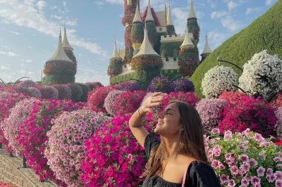Promenez-vous à votre rythme dans le dubai miracle garden, entre sculptures florales, arches en forme de cœur et décors saisonniers. billet d’entrée inclus, sans guide.