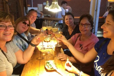 Descubra a cena gastronômica noturna de kreuzberg, no bergmannkiez, com guia local, degustação privada de vinhos e cervejas alemãs autênticas. inclui jantar e bebidas.