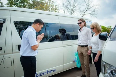 Bequemer transfer von trat flughafen nach koh chang mit gemeinsamem van und fähre, inklusive hotelabholung und -bringservice. lokale fahrer, klimatisiertes fahrzeug und fährticket inklusive.