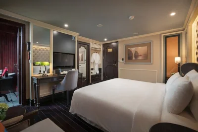 Descubra a baía de halong, baía de lan ha ou bai tu long em um cruzeiro de 3 dias saindo de hanoi. inclui caiaque, visitas a vilarejos, todas as refeições e traslado ida e volta.