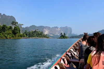 Découvrez les eaux émeraude du lac cheow lan, ses falaises de calcaire et ses bungalows flottants lors d’une journée au départ de krabi. transfert, guide et déjeuner thaï inclus.