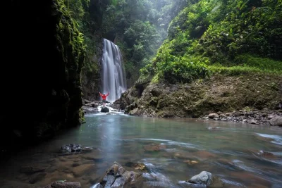 Descubre las cascadas de monteverde, cruza puentes rústicos y sube a caballo por la montaña. incluye recogida en hotel, guía local, snacks y almuerzo típico costarricense.
