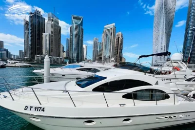 Partez de dubai marina pour une croisière privée en yacht avec équipage professionnel, serviettes fraîches et boissons glacées. nagez, prenez le soleil et détendez-vous avec tout le confort incl