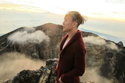 Sube al volcán más alto de bali con un guía local, disfruta del amanecer en monte agung y desayuna en la cima. incluye transporte privado y snacks.