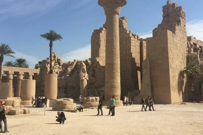 Partez de hurghada pour une journée complète à louxor, entre temples millénaires, tombes royales et saveurs locales. transfert, déjeuner et guide expert inclus.