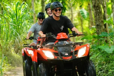 Parcourez les rizières et la jungle d’ubud en quad, puis descendez la rivière ayung en rafting avec un guide local. prise en charge à l’hôtel, déjeuner indonésien et tout l’équipement inc