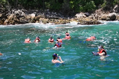 Explore trilhas escondidas até uma praia intocada no parque nacional, faça snorkel nos recifes de coral com guia local e aproveite bebidas refrescantes. equipamento, transporte e guia em inglês inc