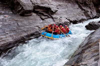 Vive la emoción del río shotover en queenstown con un tour guiado de rafting, transporte incluido, todo el equipo y duchas calientes al terminar. fotos digitales incluidas.