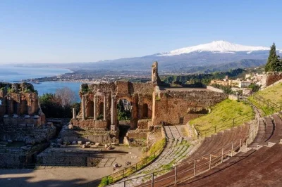 Scopri i sentieri vulcanici dell’etna, esplora una grotta di lava, assaggia vini siciliani e gusta un pranzo tipico, poi passeggia tra le vie storiche di taormina. include pick-up e guida locale.