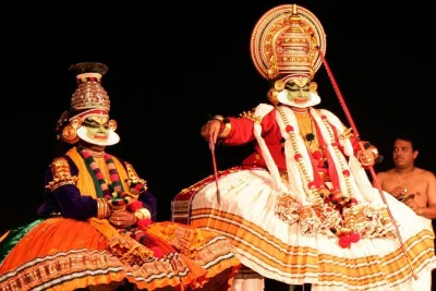 Erleben sie eine echte kathakali-aufführung in kerala, sehen sie die schminkzeremonie hautnah und umgehen sie die warteschlange. inklusive eintritt und barrierefreiem zugang.