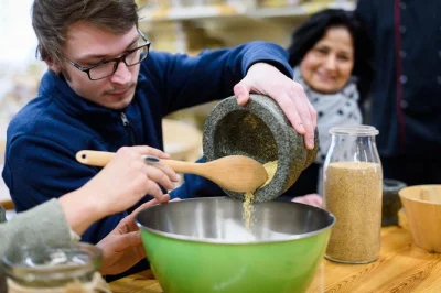 Découvrez une usine de moutarde en activité à quedlinburg, goûtez des variétés fraîches et apprenez auprès des experts locaux. visite guidée, dégustations et boutique sur place incluses.