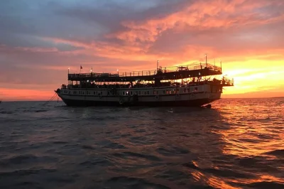 Erlebe die schwimmenden dörfer des tonle sap bei einer sonnenuntergangs-bootstour mit lokalem guide, buffet-abendessen und unbegrenzten getränken. inklusive hoteltransfer.