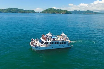 Sal desde puntarenas hacia isla tortuga para un día completo de natación, snorkel y un almuerzo típico fresco. incluye guía, paseo en barco y bebidas en la playa.