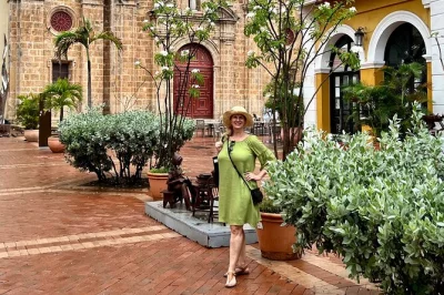 Explora la fortaleza de cartagena, el monasterio de la popa y el vibrante centro histórico con un guía local. incluye recogida en hotel, entradas y transporte con aire acondicionado.