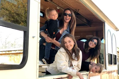 Parcourez les rues sauvages de tombstone en trolley avec un guide local. découvrez le cimetière boothill, écoutez légendes et histoires de fantômes, et montez ou descendez quand vous voulez.