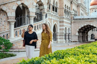 Entdecke kuala lumpurs highlights und versteckte ecken mit einem einheimischen. private tour, stadt-highlights und ein lokaler genuss inklusive. erlebe das echte kl abseits der touristenmassen.