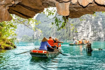 Scopri l’antica capitale di ninh binh, naviga tra le grotte calcaree di tam coc e sali fino alla grotta di mua con una guida locale. pranzo, trasferimento dall’hotel e gruppo ristretto inclusi.