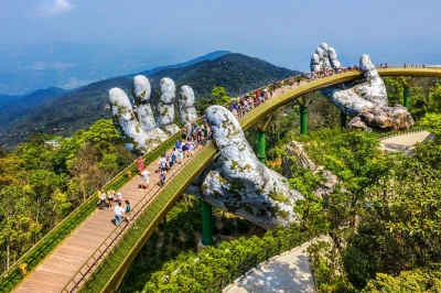 Erlebe die längste seilbahn südostasiens zu den ba na hills, spaziere über die golden bridge und entdecke französische gärten mit einem lokalen guide. inklusive hoteltransfer und buffet-mittagess