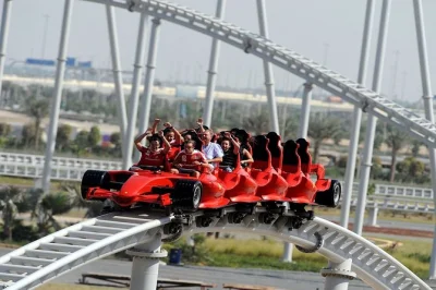 Erlebe die schnellste achterbahn der welt in ferrari world und triff superhelden in warner bros abu dhabi. inklusive hotelabholung, eintritt und klimatisiertem transfer.