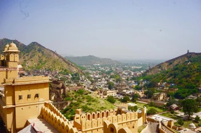 Découvrez les palais, forts et marchés de jaipur lors d'une visite privée avec guide local, chauffeur, prise en charge à l’hôtel, eau incluse et billets d’entrée.