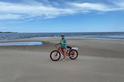 Erkunde amelia island bis big talbot mit e-bikes, smarten helmen für gruppenchat und lokalen tipps. inklusive rad, helm und wasser.