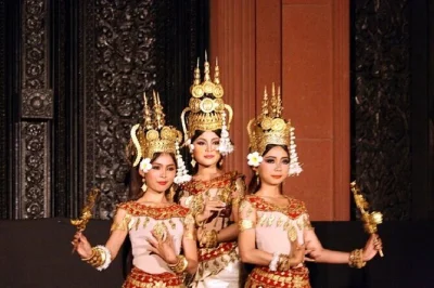 Erleben sie in siem reap eine apsara-tanzshow mit buffet-abendessen und tuk-tuk-abholung. genießen sie khmer-küche, live-performance und herzliche gastfreundschaft an einem abend.