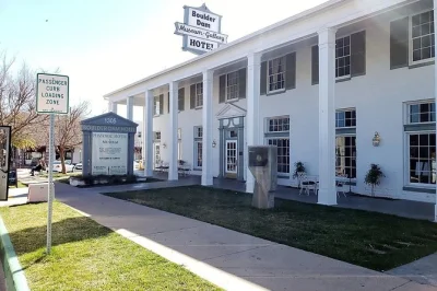 Erkunden sie boulder citys historische altstadt, besuchen sie das hoover dam museum und stöbern sie in einzigartigen antiquitätenläden. inklusive hin- und rückfahrt ab las vegas und wasserflasche.