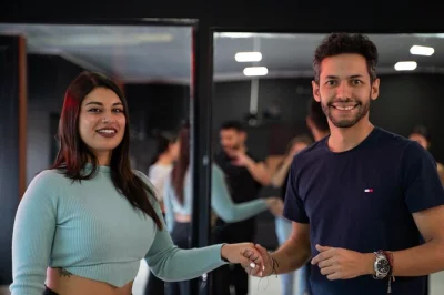 Lerne salsa in bogotá mit lokalen tänzern in einer privaten stunde und entdecke abends echte salsa-clubs. inklusive wasser, erfahrene lehrer und für alle levels geeignet.