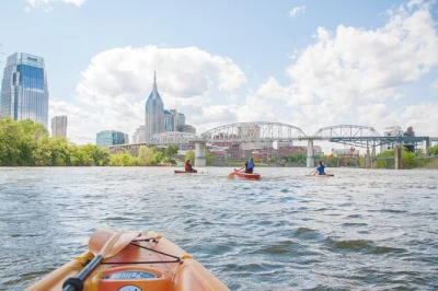 Erlebe eine entspannte kajaktour auf dem cumberland river durch nashville. inklusive shuttle, ausrüstung und sicherheitstipps von einheimischen.