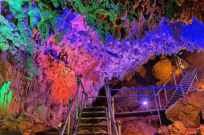 Caverna Okinawa: Caverna de calcário de 200 metros com estalactites