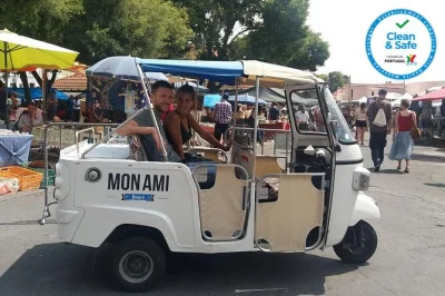 Attraversa i quartieri più antichi di lisbona in tuk tuk privato, esplora alfama a piedi e visita i luoghi iconici con una guida locale. include pickup e soste flessibili.