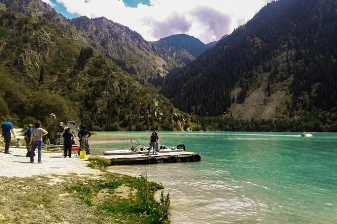 Lago Issyk e Museu do Homem Dourado saindo de Almaty em um dia