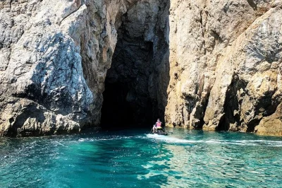 Sal desde dubrovnik hacia las islas elafiti en un tour privado en barco con guía local. nada en cuevas marinas, visita pueblos isleños y disfruta de paradas flexibles. incluye equipo de snorkel y us
