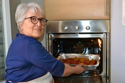 Bereiten sie traditionelle pasta mit einer gastgeberin aus bologna zu, genießen sie ein hausgemachtes essen mit wein und erleben sie echte italienische gastfreundschaft. inklusive privatem kochkurs u