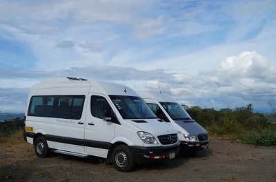 Traslado privado desde el aeropuerto de liberia al riu guanacaste con conductor local, van con aire acondicionado, wi-fi y agua embotellada. incluye recogida y paradas flexibles.
