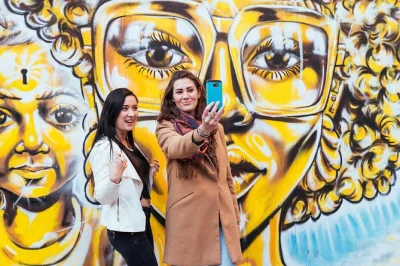Scopri la street art di shoreditch, i sapori di brick lane e il mercato di old spitalfields in un tour privato a londra. guida locale e punto d’incontro flessibile inclusi.